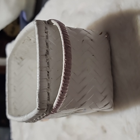 VINTAGE WHITE BASKET WITH FLOWERS DESIGNED. - Picture 4 of 6